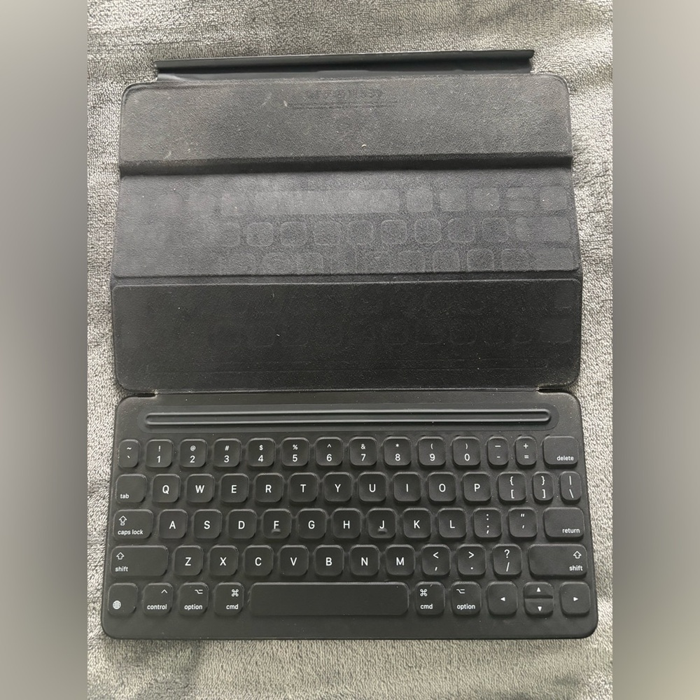 Ninth generation magnetic Apple computer. Used. Wi-Fi compatible.